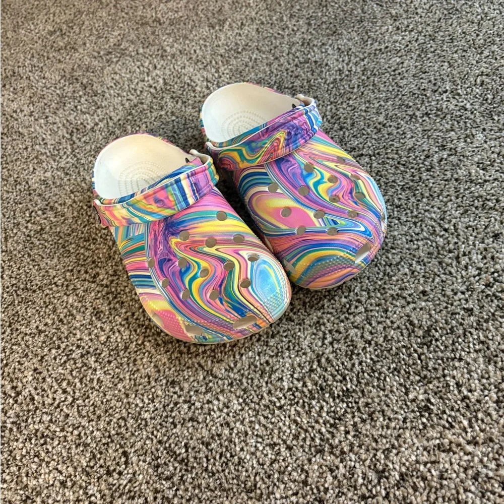 CROCS Women’s Swirl Pattern Slippers - Picture 2 of 4